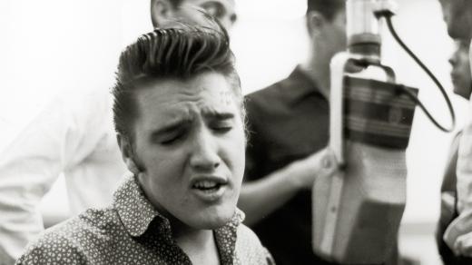 Elvis Presley zpívá během nahrávání RCA (1955)