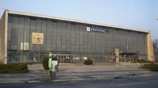 Budova vlakového nádraží v Havířově s plastikou Směrník v brutalistním stylu, přemístěnou v roce 2014