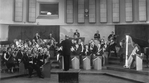 BERO (Brněnský estrádní rozhlasový orchestr) řídí František Hertl, snímek z roku 1955