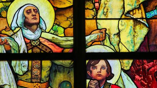 Svatá Ludmila a svatý Václav na vitráži od Alfonse Muchy ve Svatovítské katedrále