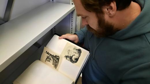 Archivář Vlastivědného muzea a galerie v České Lípě Tomáš Cidlina ukazuje část sbírky