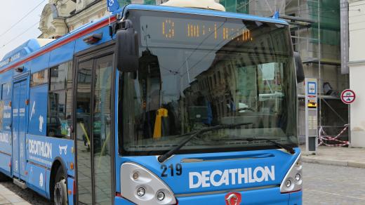 Vůz jihlavské městské hromadné dopravy polepený reklamou