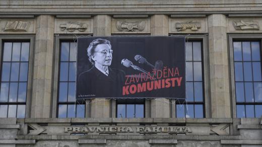 Na budově Právnické fakulty Univerzity Karlovy v Praze visí plakát s portrétem Milady Horákové a nápisem Zavražděna komunisty