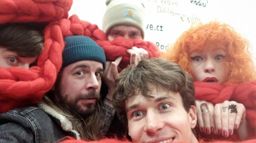 Jonáš, Kuba, Karel, Albert a Žofie se skrývají před rokem 2019