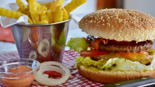 Nezdravé jídlo, hamburger, hranolky