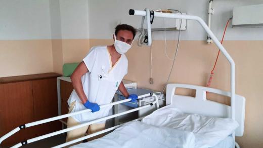 Student Roman Valenta pomáhá v nemocnici v Uherském Hradišti