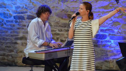 Koncert Lenky Nové a Petra Maláska byl součástí hudebního programu ve stodole v Maříži v rámci Slavonice Festu