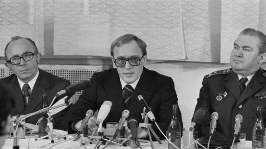 Pavel Minařík (uprostřed) na tiskové konferenci v lednu 1976 po návratu z Mnichova