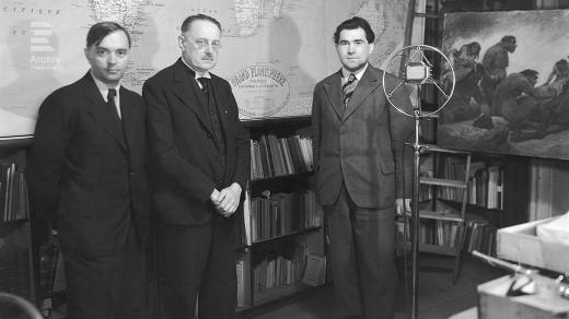 Natáčení rozhovoru s Karlem Absolonem (uprostřed) o prehistorických píšťalách (Zemské muzeum v Brně, 25. 5. 1936)