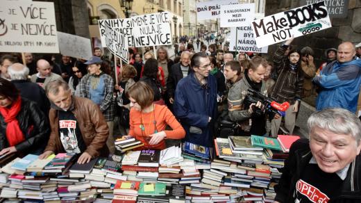 Snímek z roku 2011, kdy v Praze proběhl protestní happening proti zvyšování DPH u knih