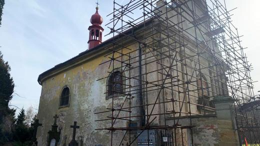 Kostel sv. Marka v Potštejně je pod lešením. Odborníci zachraňují vzácné ornamenty zdobící průčelí