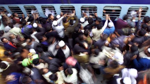 Davy příbuzných se loučily u vlaku v indickém Gauhátí, odkud odcestovalo 3. ledna asi 1200 muslimských poutníků na velkou pouť (hadždž) do posvátného města Mekka v Saúdské Arábii