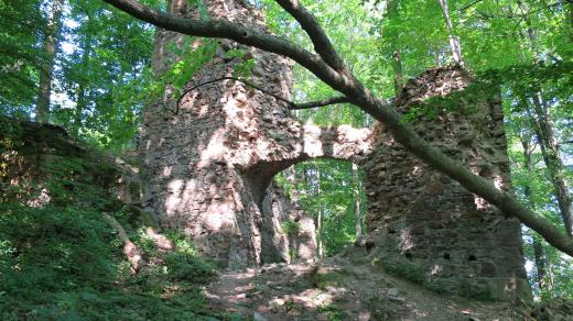 Pozůstatky středověkého hradu Oheb