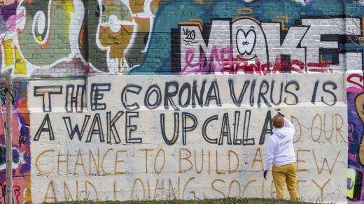 Nápis v německém Mnichově: Koronavirus je probuzení a naší šancí vybudovat novou a milující společnost
