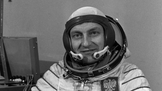 Polský kosmonaut Miroslaw Hermaszewski v Bajkonuru v roce 1981