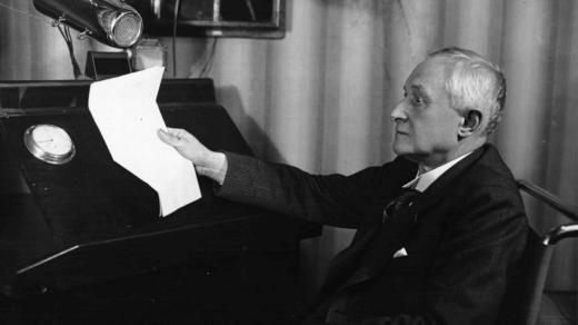 F. X. Šalda v rozhlasovém studiu (1933)