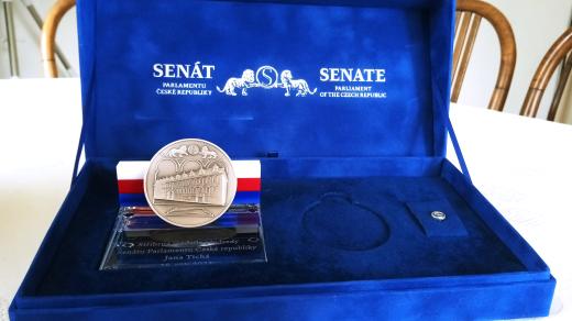 Medaile předsedy senátu pro astronomku Janu Tichou