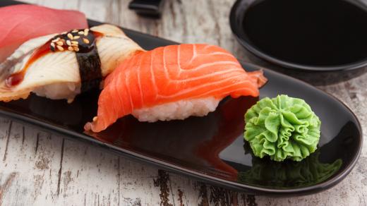 Sushi je pochoutka ze syrového masa (většinou ryb), rýže, mořských řas a dalších dobrot