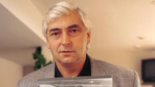 Ivan Hlinka s fotografií sama sebe jako hráče (1999)