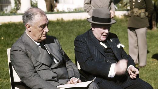 Americký prezident Franklin D. Roosevelt a britský premiér Winston Churchill na konferenci v Casablance v lednu 1943