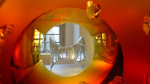 Netradiční pohled  do expozice moderního skla Východočeského muzea v Pardubicích