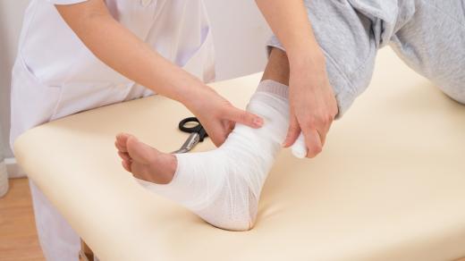 Ošetření nohy, kotník, obvaz, zranění
