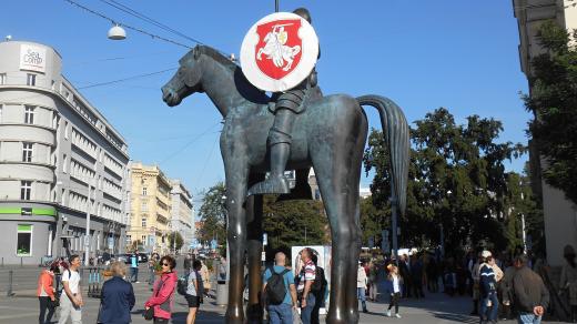 Sochu Jošta v Brně teď na jejím štítu zdobí symbol podpory Bělorusku, část historické vlajky této země.