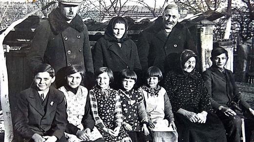 Rodina Josefa Fily v době, kdy se po návratu ze zajetí a působení v československých legiích do vlasti věnoval hospodaření