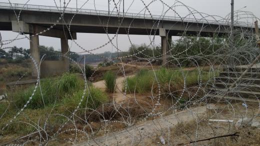 Největší thajsko-barmský hraniční přechod zavřely covid-19 a nepokoje v Barmě. Thajská armáda ještě přidala žiletkový plot