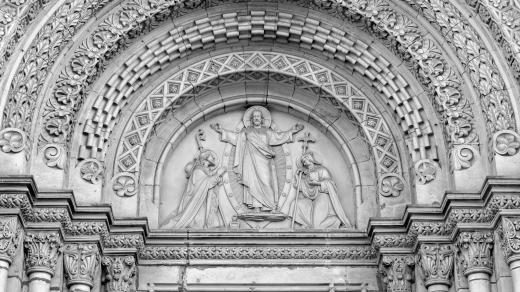 Reliéf s Ježíšem Kristem a verozvěsty sv. Cyrilem a Metodějem od Václava Levého na kostele sv. Cyrila a Metoděje