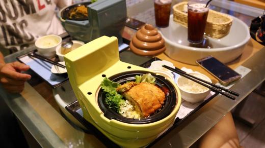 V téhle restauraci na Taiwanu nejenže na záchodových mísách hosté sedí, ale i z nich konzumují