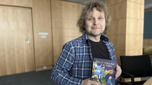 Dalibor Štrunc s knihou 30 let (nejen) písní od cimbálu