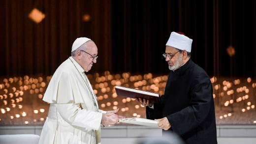 Papež František a imám Ahmed al Tajíb během setkání v Abú Dhabí