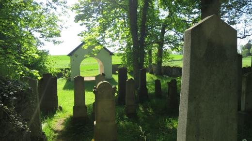 Pohled z vnitřní části hřbitova ke vstupní bráně