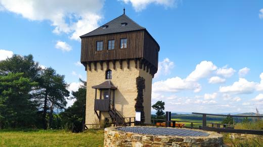 Karlovarská věž společně se studnou, která se dříve nacházela v interiéru hradu