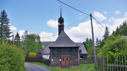 Kostelíček v Suché Rudné patří k typickým stavbám jesenických hor