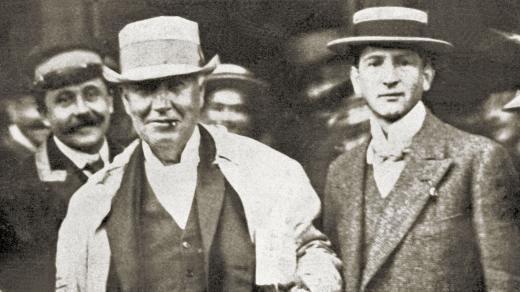 Americký fyzik a vynálezce Thomas Alva Edison po svém příjezdu do Prahy v září 1911 na pozvání svého někdejšího žáka Emila Kolbena (vpravo)