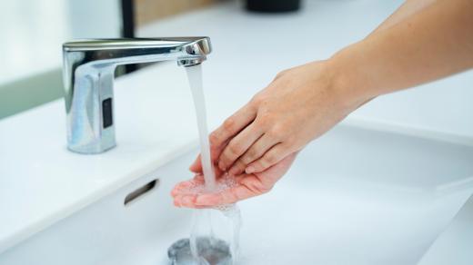 Studená voda, ruka, tekoucí voda (ilustrační foto)