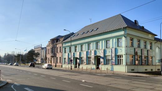 Divadlo Petra Bezruče, v pozadí Dům kultury města Ostravy