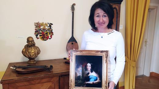 Vedoucí muzea Veronika Kočí s obrazem Kateřiny