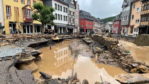 Povodně v Bad Münstereifel. V Německu během povodní zahynulo několik desítek lidí