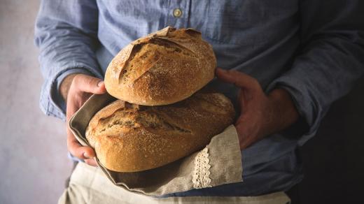 Čerstvě upečený kváskový chleba