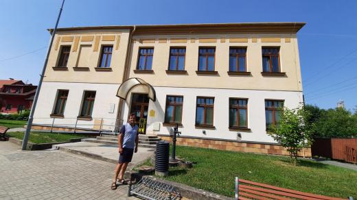 Karel Chvilíček před bývalou školou ve Vlčnově
