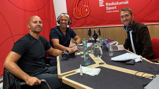 Hokejové legendy Martin ručinský a Petr Nedvěd ve studiu Radiožurnálu Sport s moderátorem Martinem Minhou