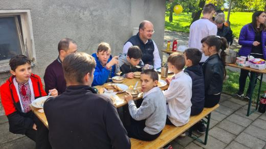 Chlapci z ukrajinského dětského domova Bortnyky se loučí se Svatým Kopečkem. Budou se vracet zpátky domů