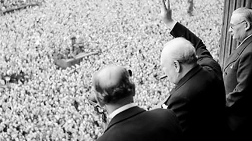Winston Churchill zdraví 8. května 1945 davy shromážděné na Whitehall