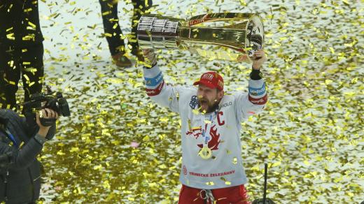 Pohár pro šampiona hokejové extraligy v posledních letech zvedají nad hlavu výhradně hokejisté Třince