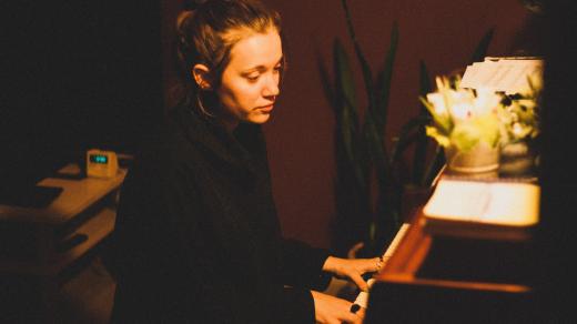 klavír – žena hrající na klavír