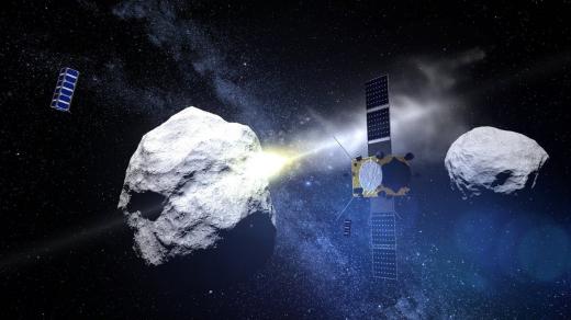 Kolem asteroidu Didymos, který má několik stovek metrů, obíhá menší měsíc Didymoon. Do něj narazí americká sonda DART