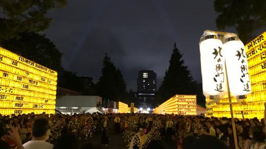 Během slavnosti Mitama do svatyně Jasukuni pravidelně zavítají statisíce lidí. 